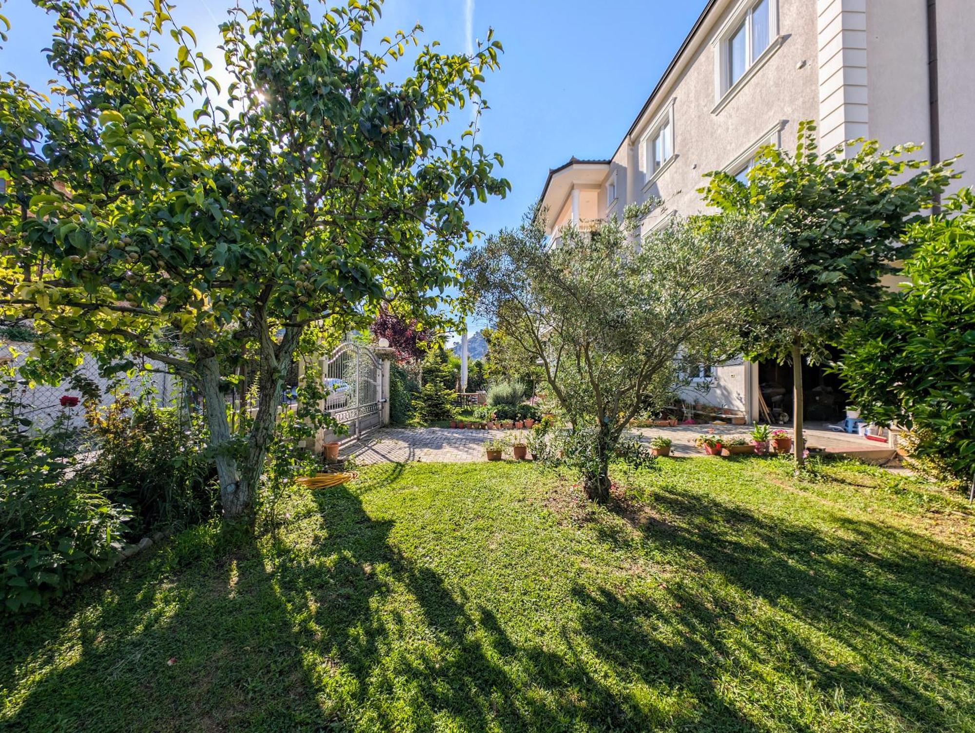 Villa With Garden And Veranda Berat Exteriör bild